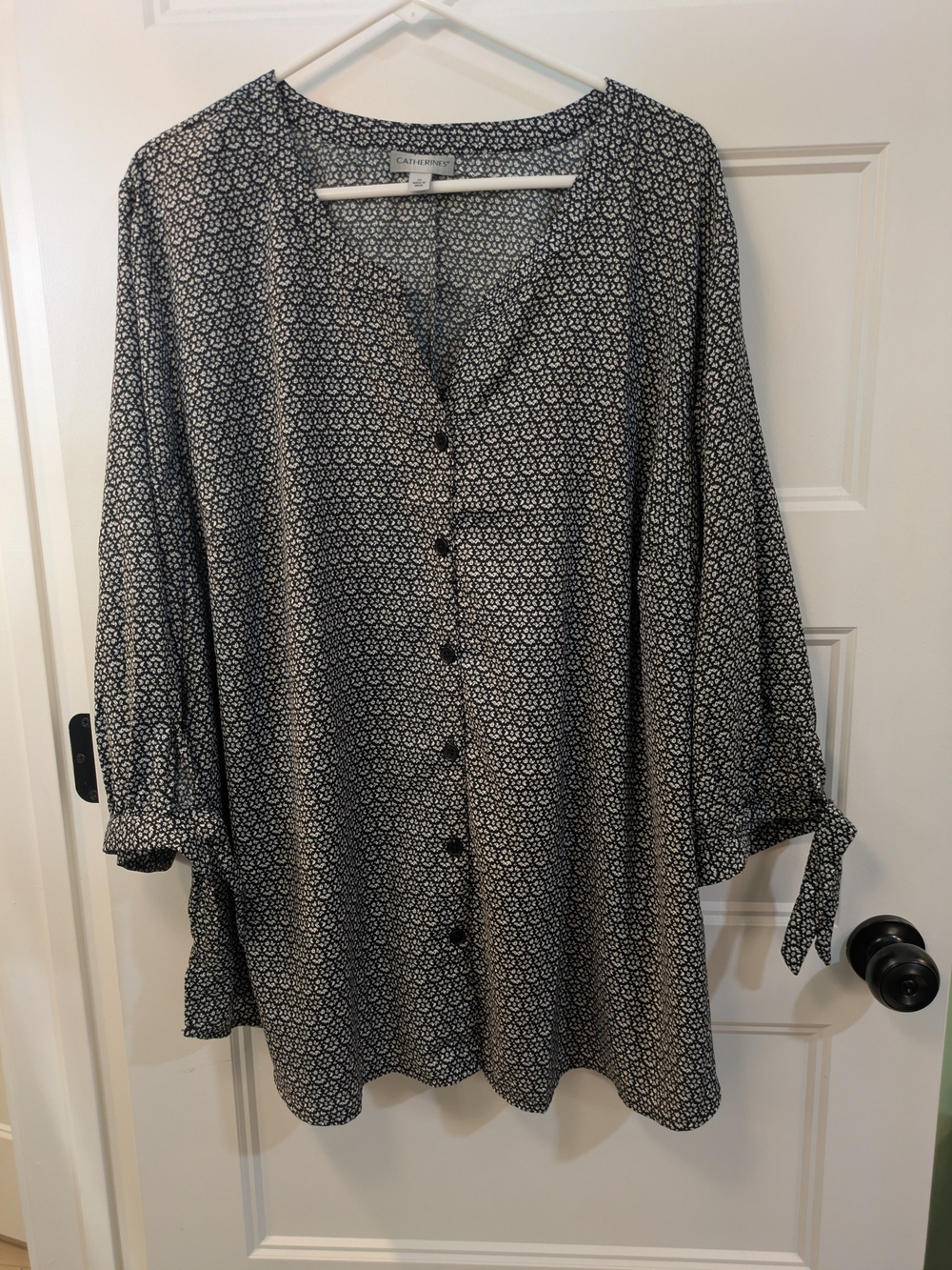 🔴 3/$15 Catherines Georgette Buttonfront Tie Sleeve Blouse in Black & White